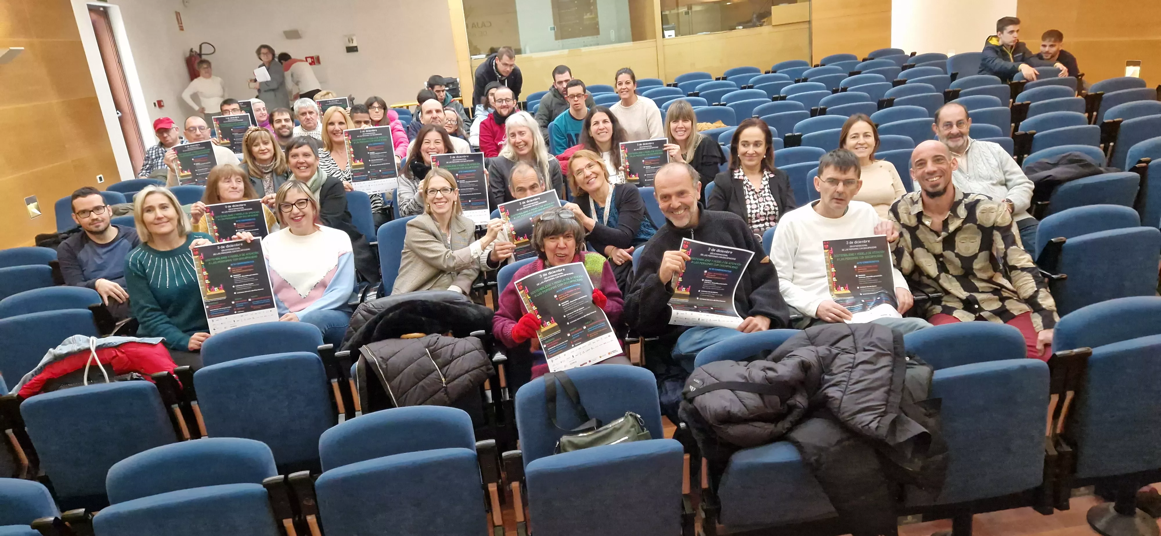 Usuarios, profesionales y responsables de Cadis Huesca, en la presentación de los actos del Día de las Personas con Discapacidad y Dependencia. Foto Myriam Martínez