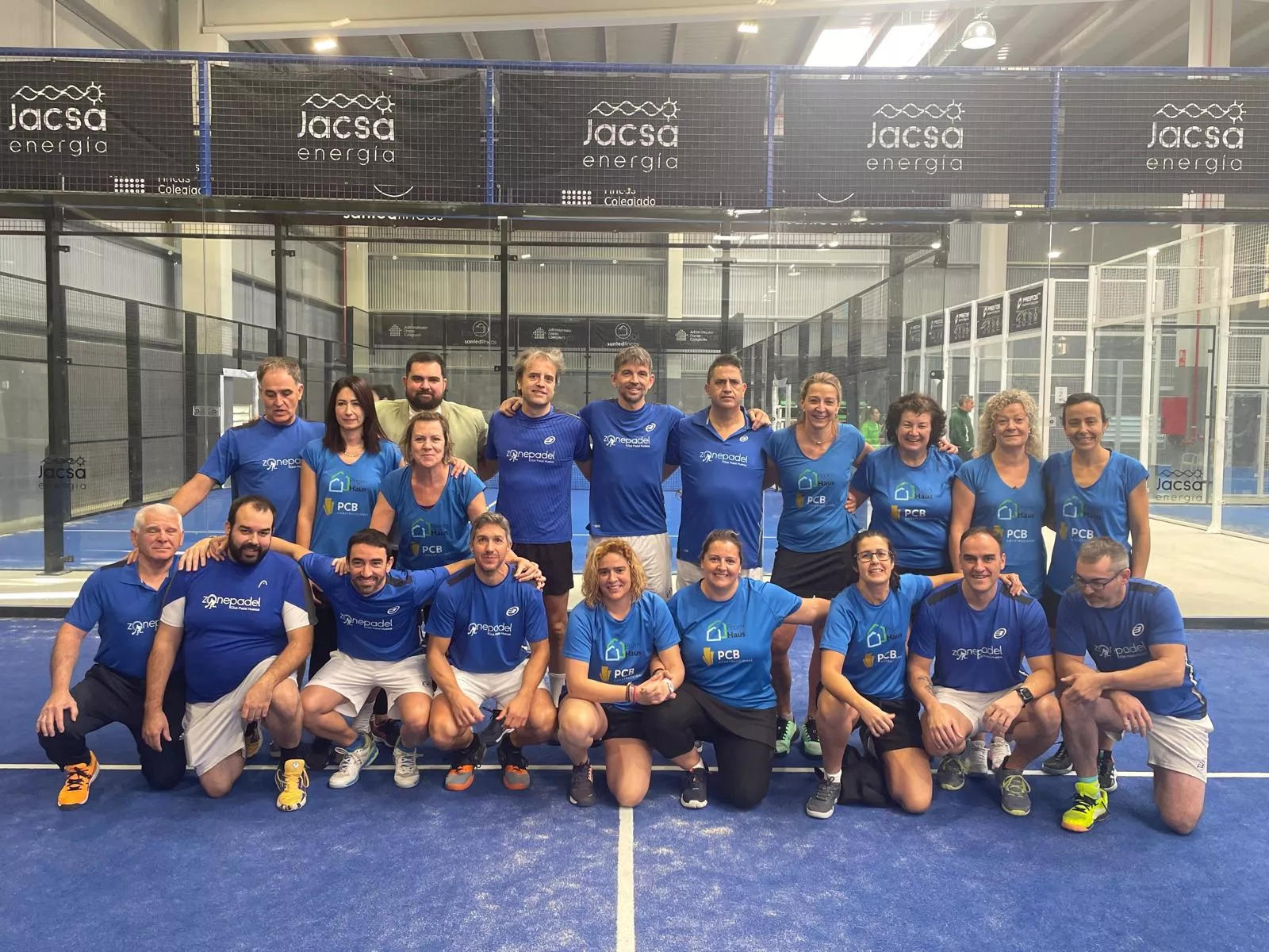 Equipos masculino y femenino de veteranos de Zone Padel Huesca.