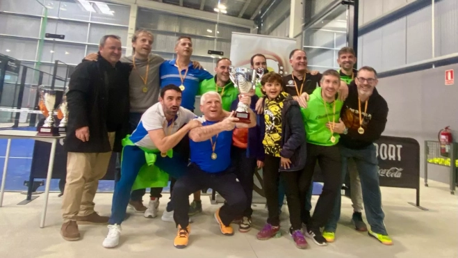 El equipo masculino, con el trofeo. El equipo masculino, con el trofeo.