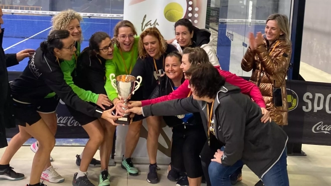 Las chicas, subcampeonas, celebran también el ascenso. Las chicas, subcampeonas, celebran también el ascenso.