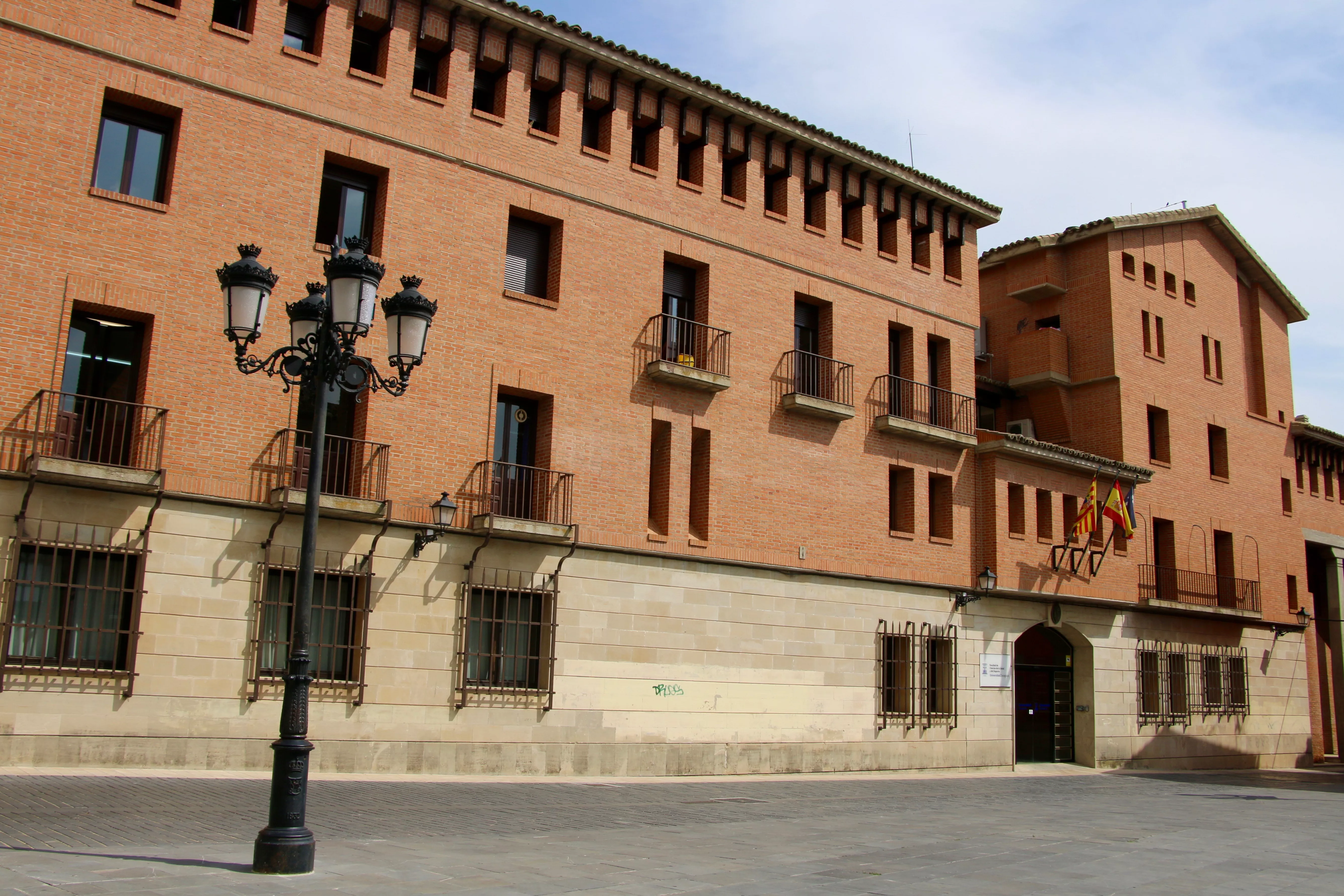 Sede central de la Facultad de Ciencias de la Salud y del Deporte del Campus de Huesca.