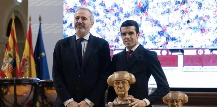 Azcón junto a Emilio de Justo, este martes en Zaragoza. Foto: Fabián Simón 