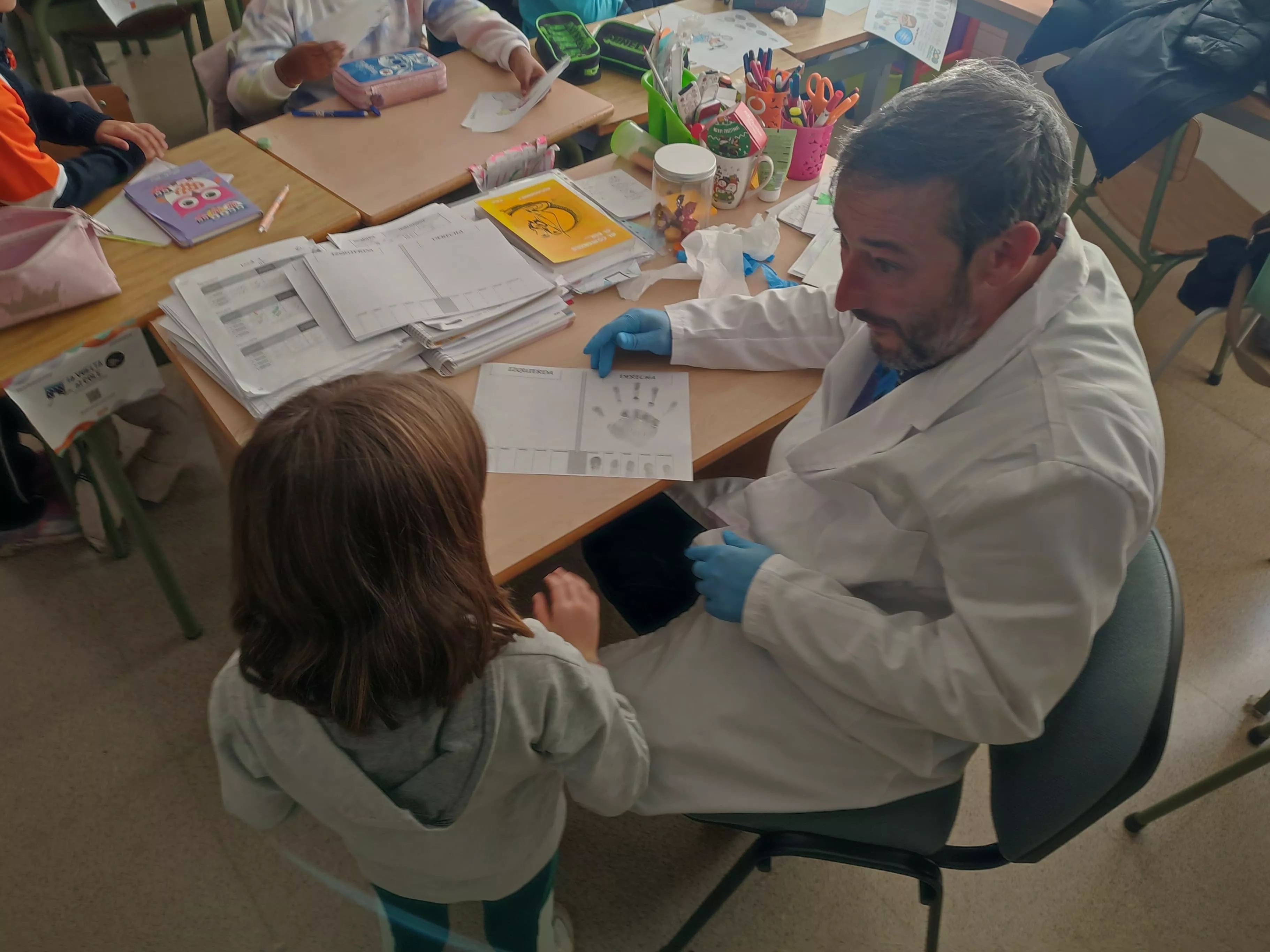 Exhibición de la Policía Nacional en el Colegio Escuelas Pías de Jaca.