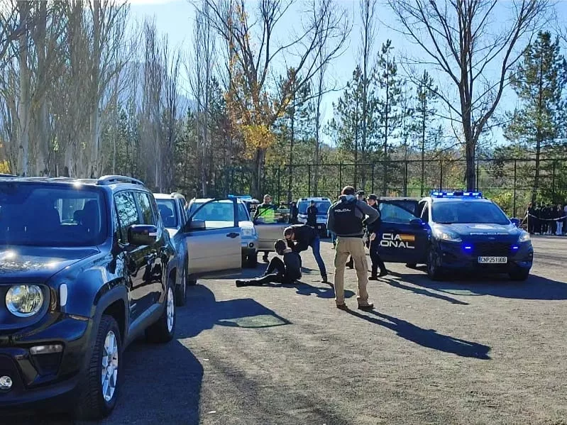 Exhibición de la Policía Nacional en el Colegio Escuelas Pías de Jaca.