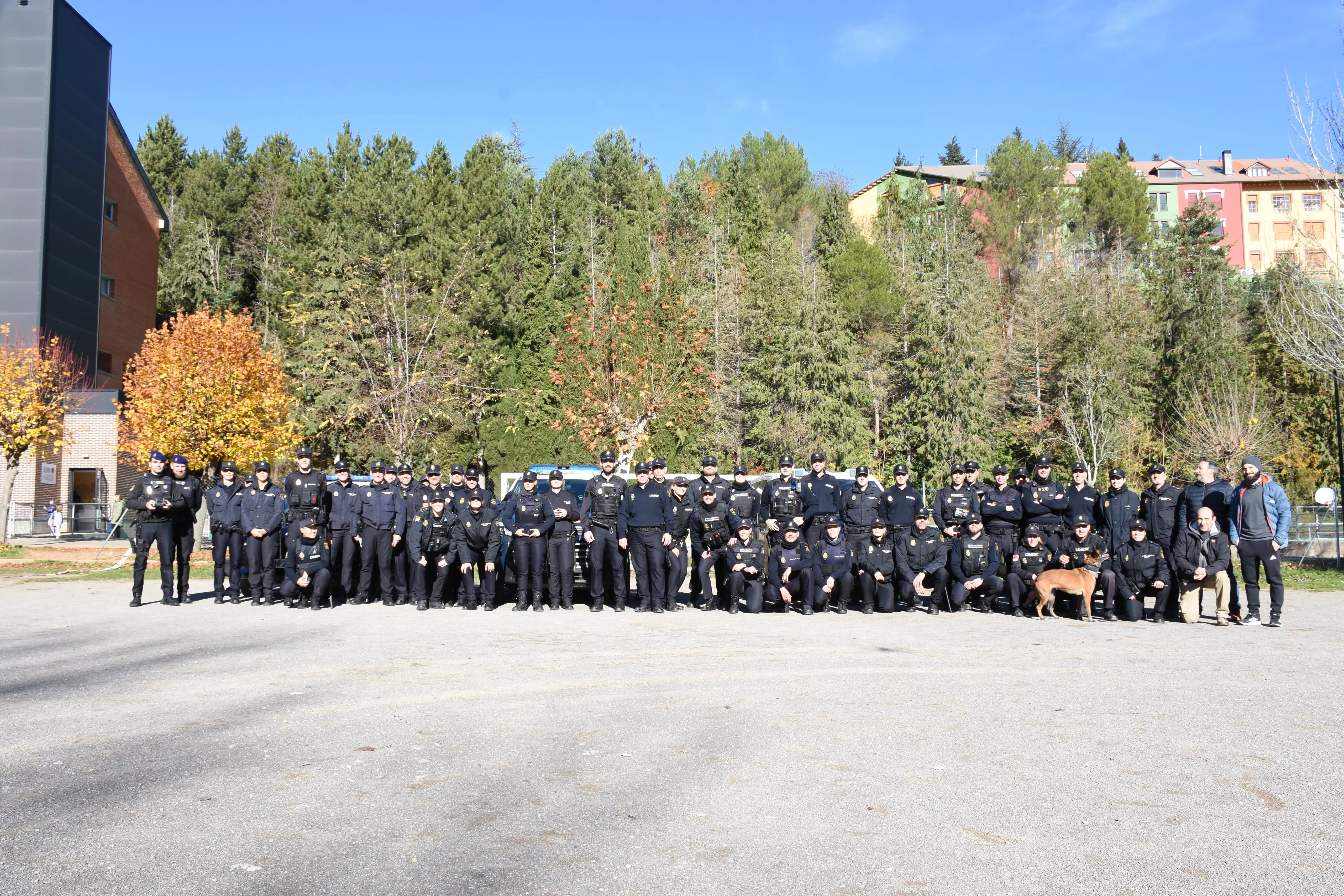 Exhibición de la Policía Nacional en el Colegio Escuelas Pías de Jaca.