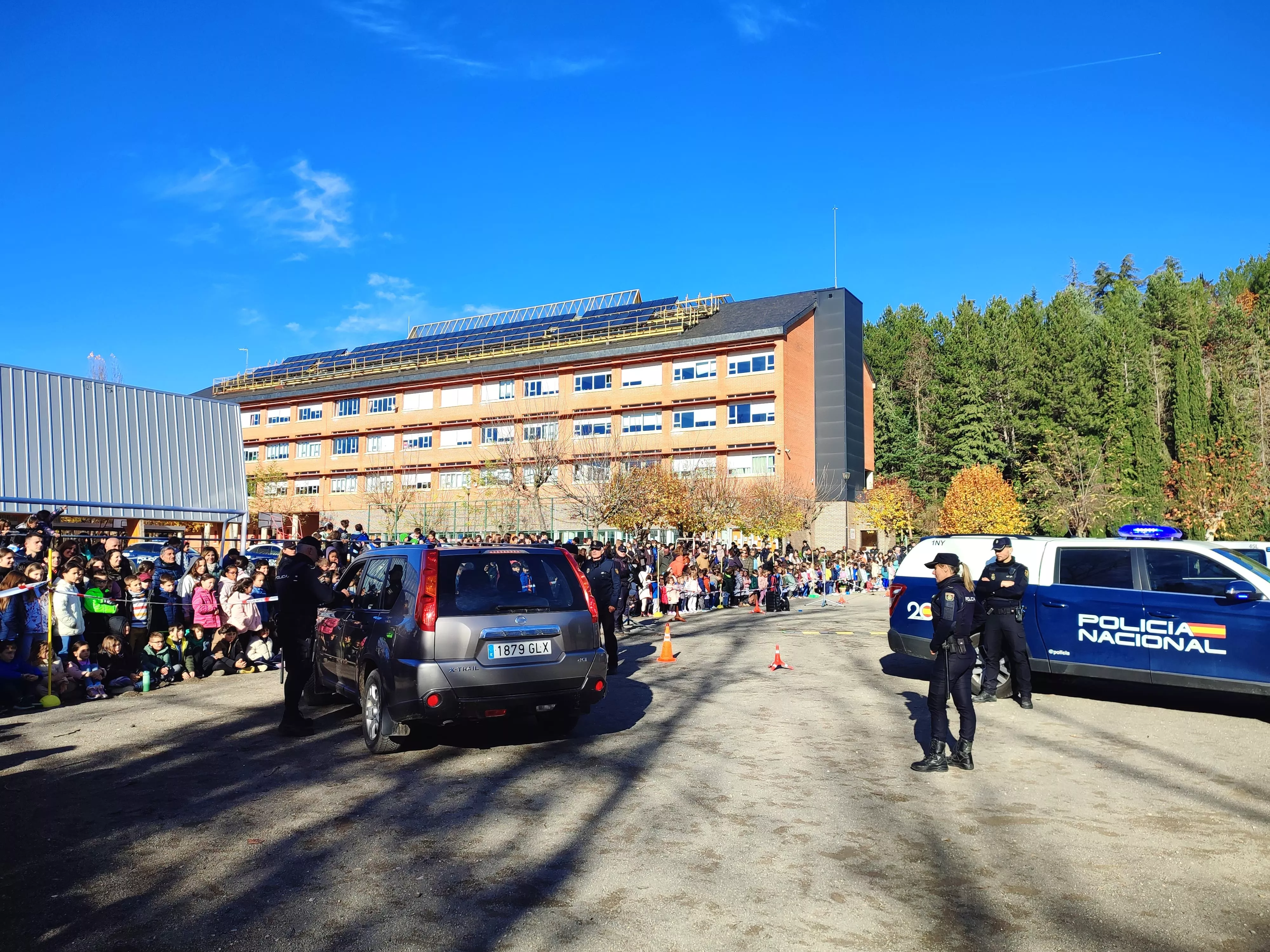 Exhibición de la Policía Nacional en el Colegio Escuelas Pías de Jaca.