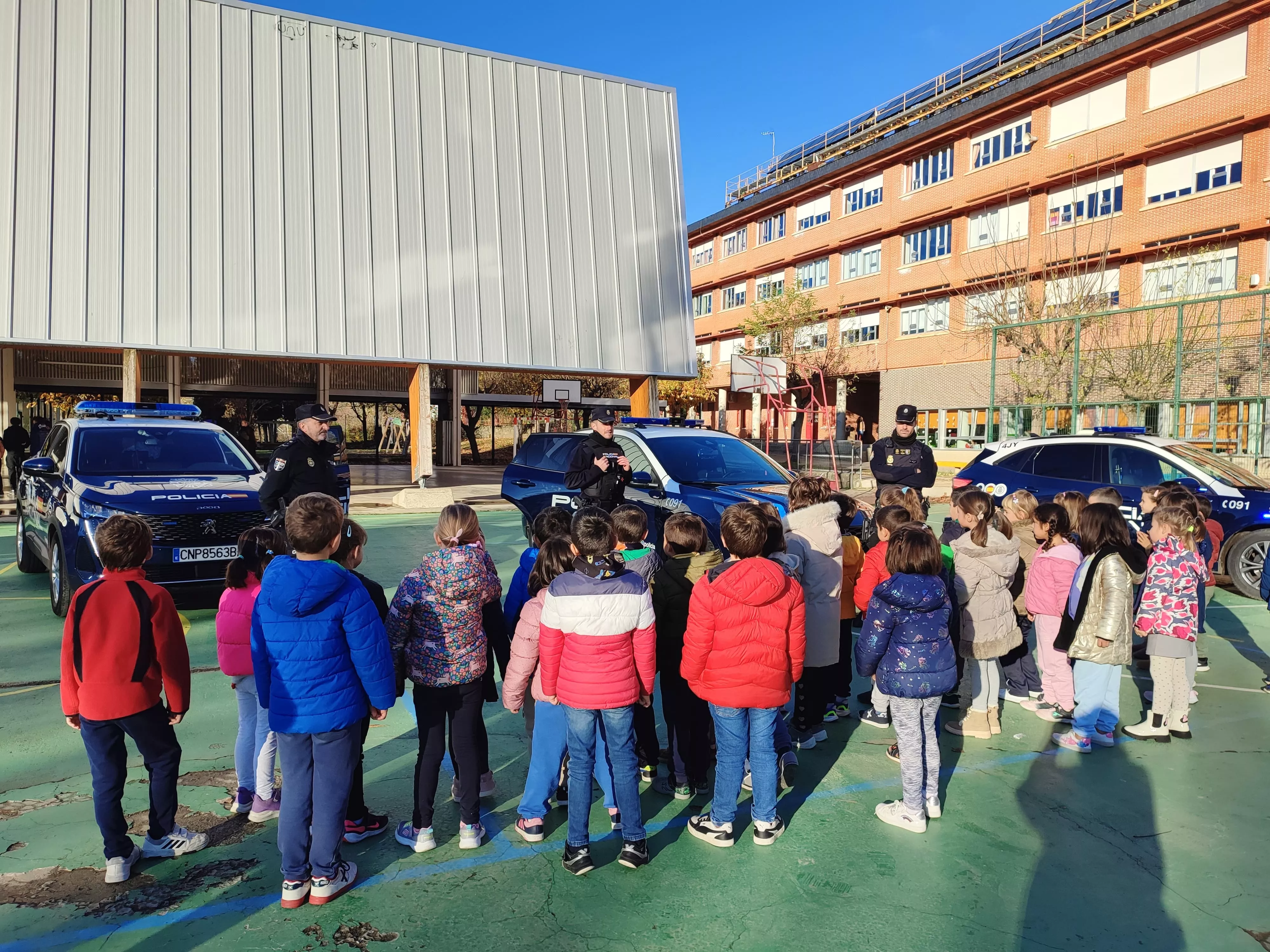 Exhibición de la Policía Nacional en el Colegio Escuelas Pías de Jaca.
