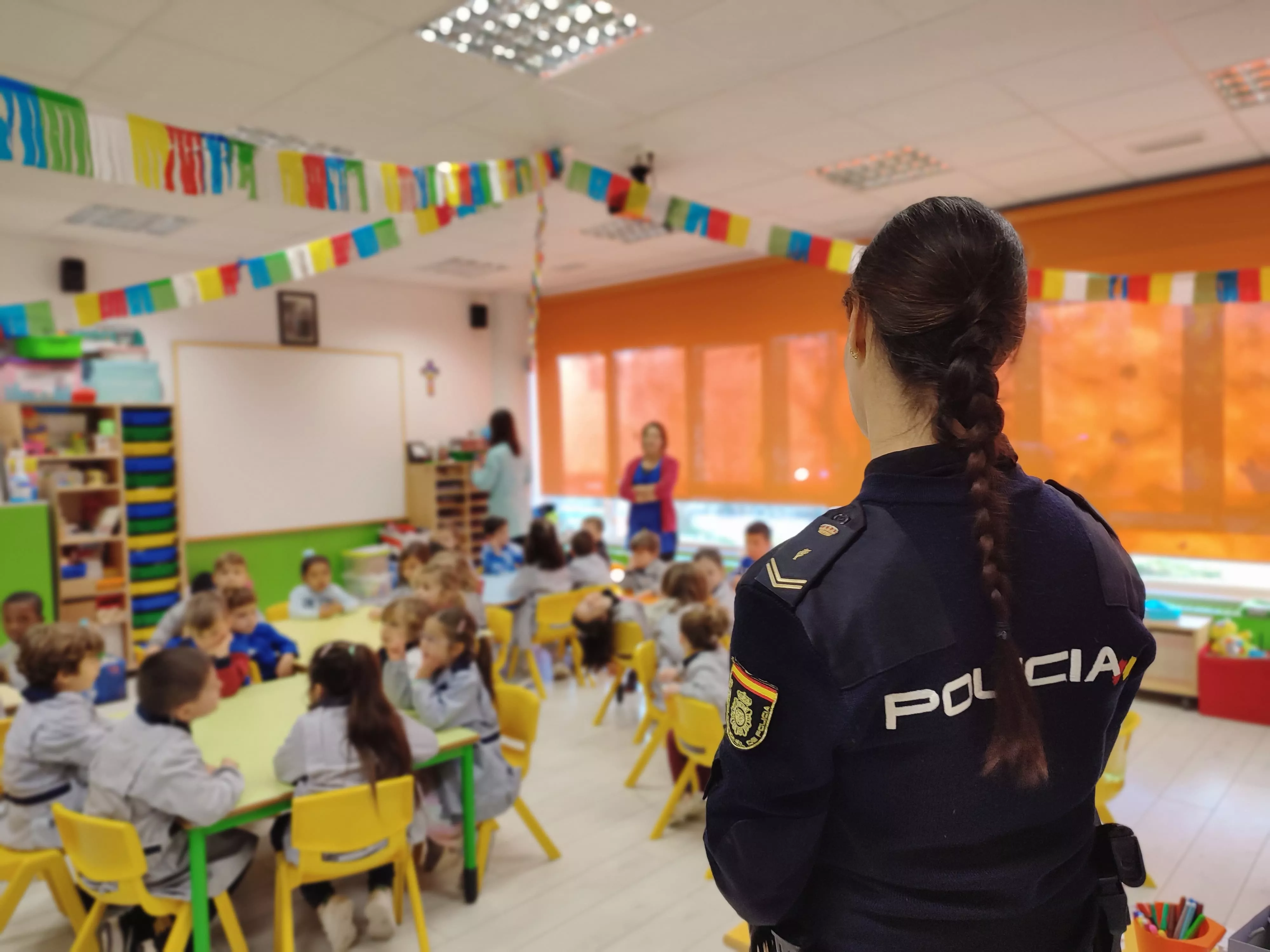 Exhibición de la Policía Nacional en el Colegio Escuelas Pías de Jaca.