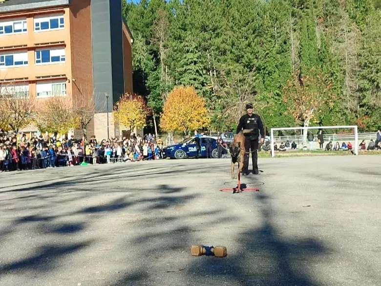 Exhibición de la Policía Nacional en el Colegio Escuelas Pías de Jaca.