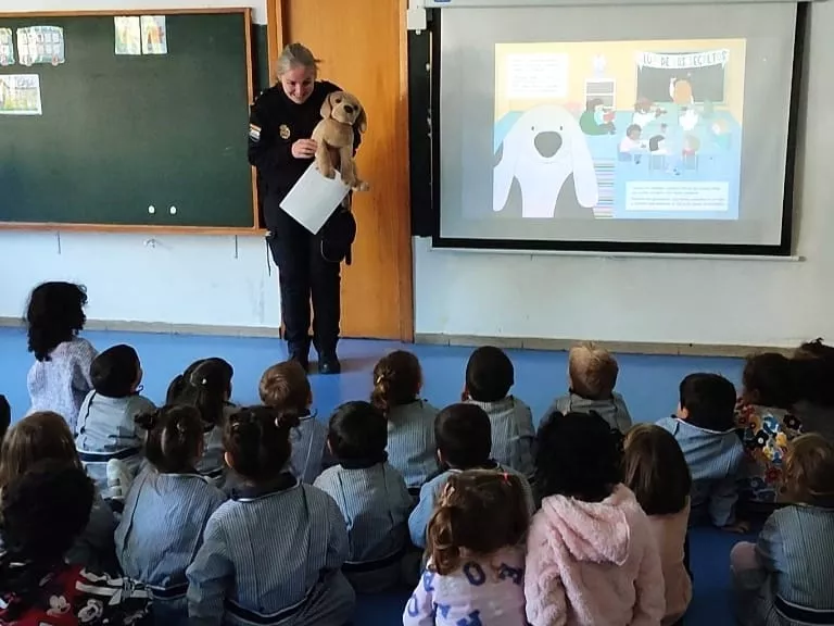 Exhibición de la Policía Nacional en el Colegio Escuelas Pías de Jaca.