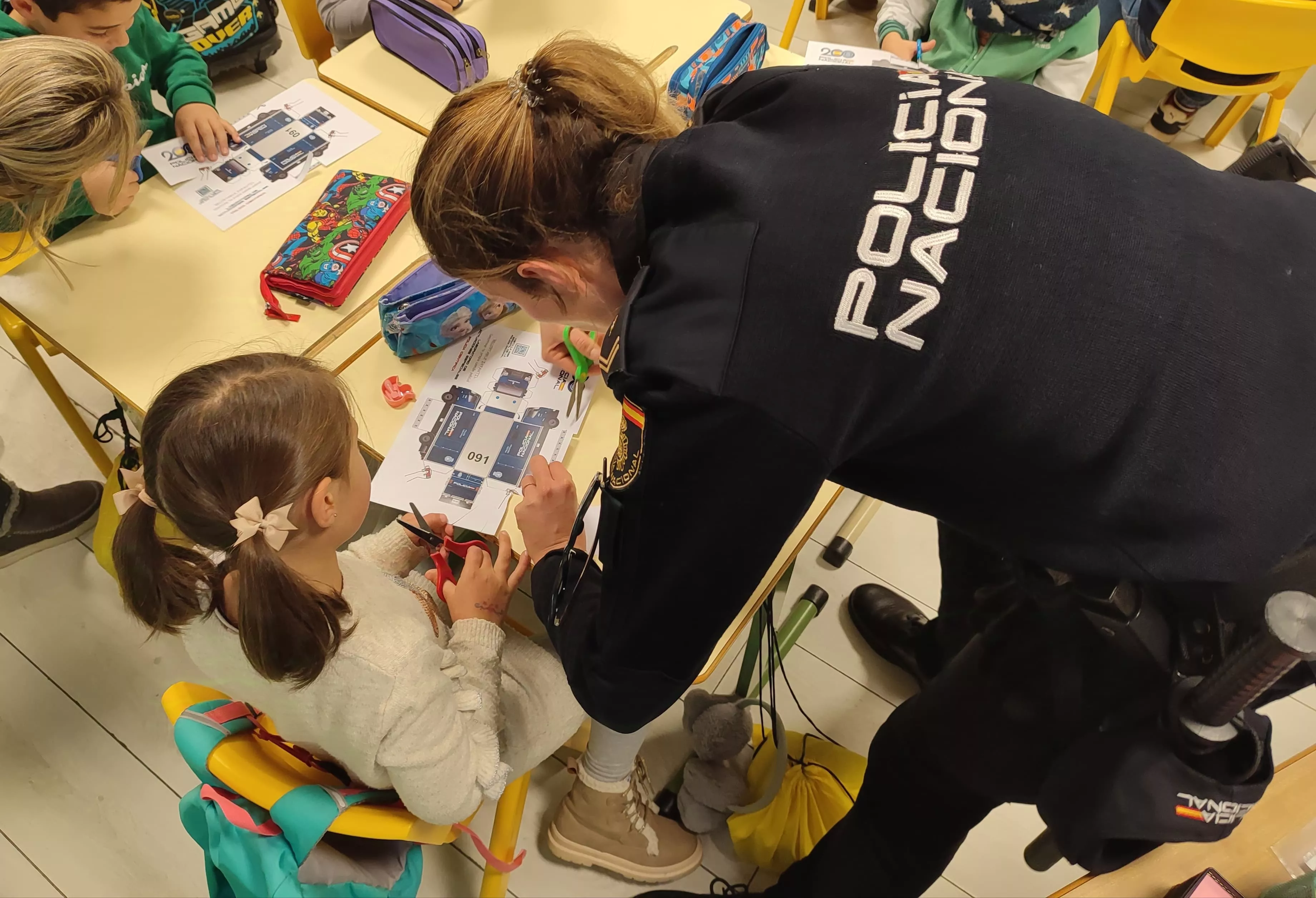 Exhibición de la Policía Nacional en el Colegio Escuelas Pías de Jaca.