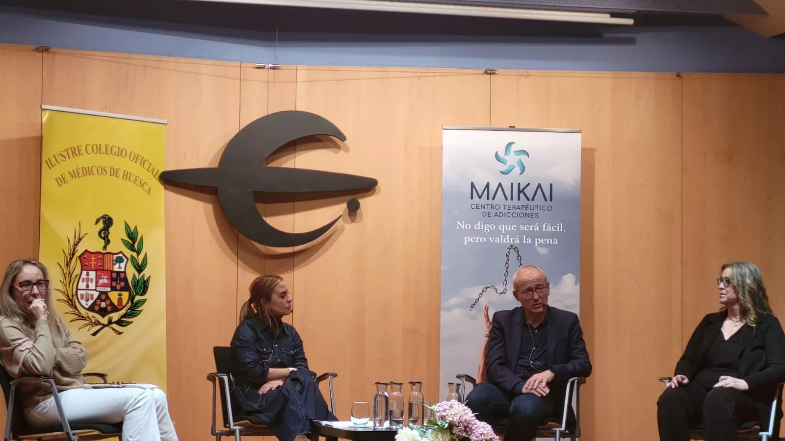 Olga Ordás, María José Abellanas, Carmelo Pelegrín y Elena Palacio en la mesa sobre las adicciones en Ibercaja