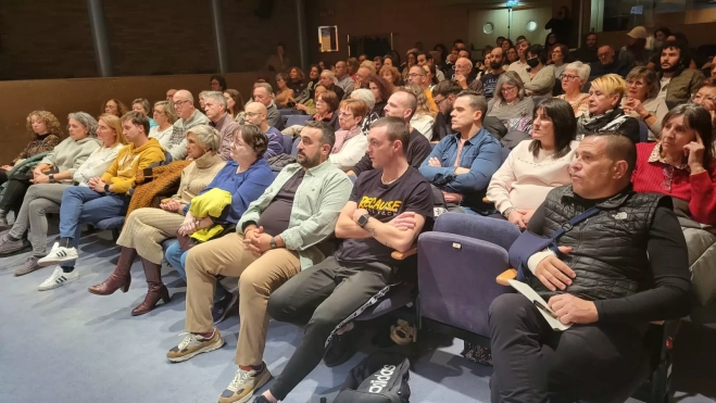 Público asistente al coloquio sobre adicciones Público asistente al coloquio sobre adicciones