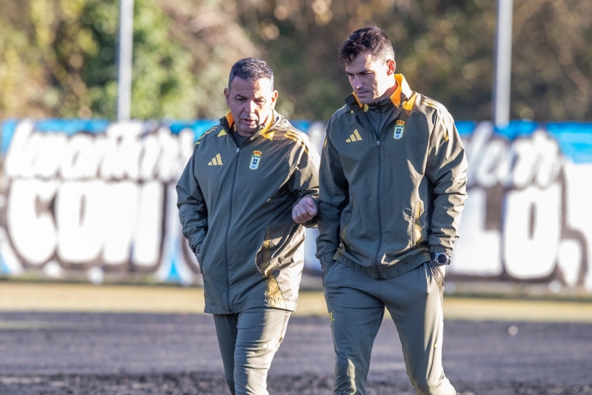 Javi Calleja (izquierda), durante el entrenamiento de este jueves. Foto: Real Oviedo.