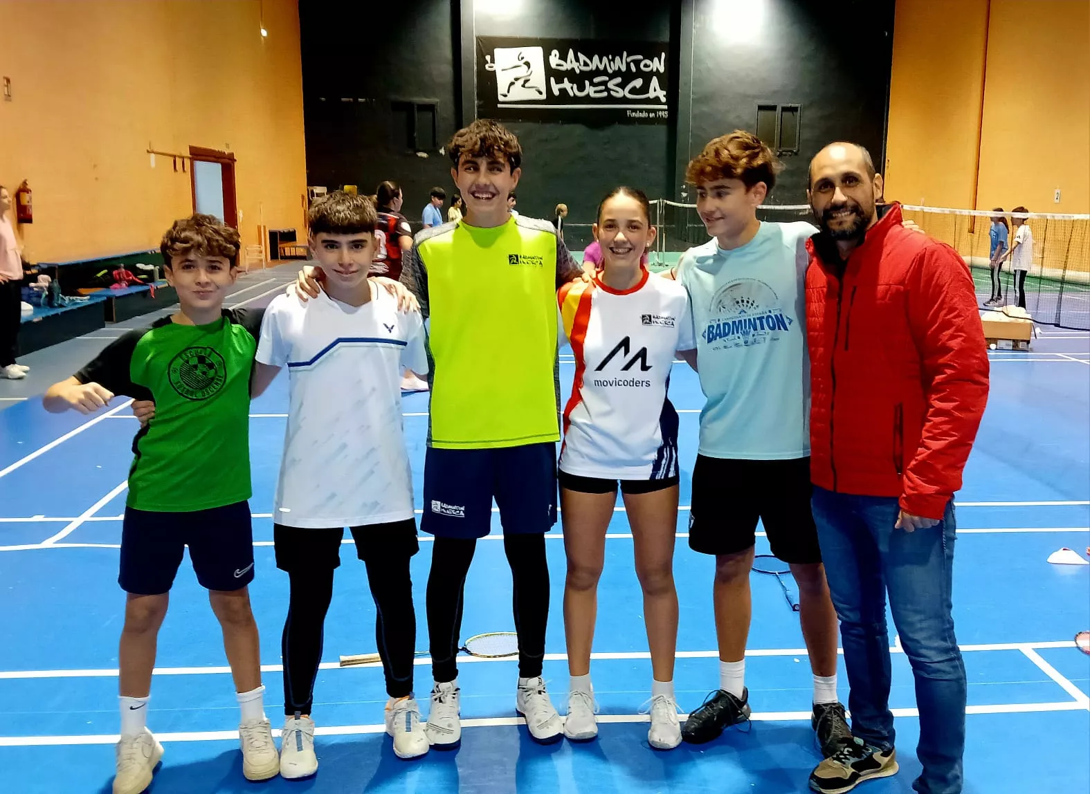 Jugadores del Huesca La Magia en el Nacional Sub-15 con Javi Coronas.