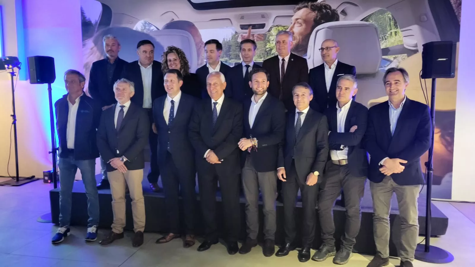 Asistentes a la inauguración de las nuevas instalaciones de Automóviles Cabrero en Monzón. 