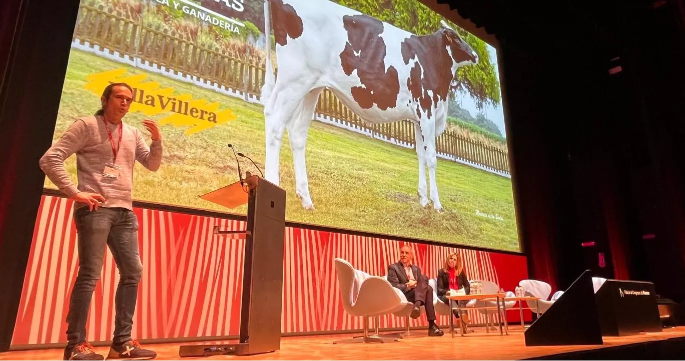 Intervención de Mario Somada en la jornada internacional de Humeco e IMV, junto a Carlos Ugarte y Arancha Echegaray en el escenario.