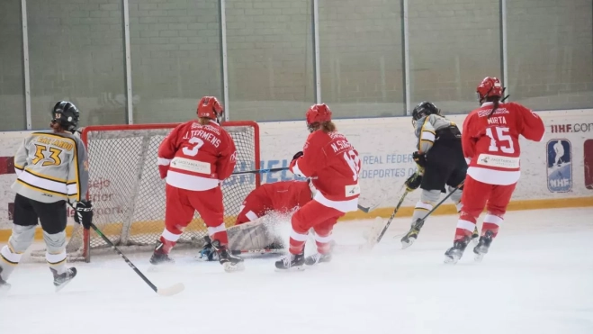 El equipo femenino del CH Jaca recibe al Txuri Udin. FOTO CHJ El equipo femenino del CH Jaca recibe al Txuri Udin. FOTO CHJ