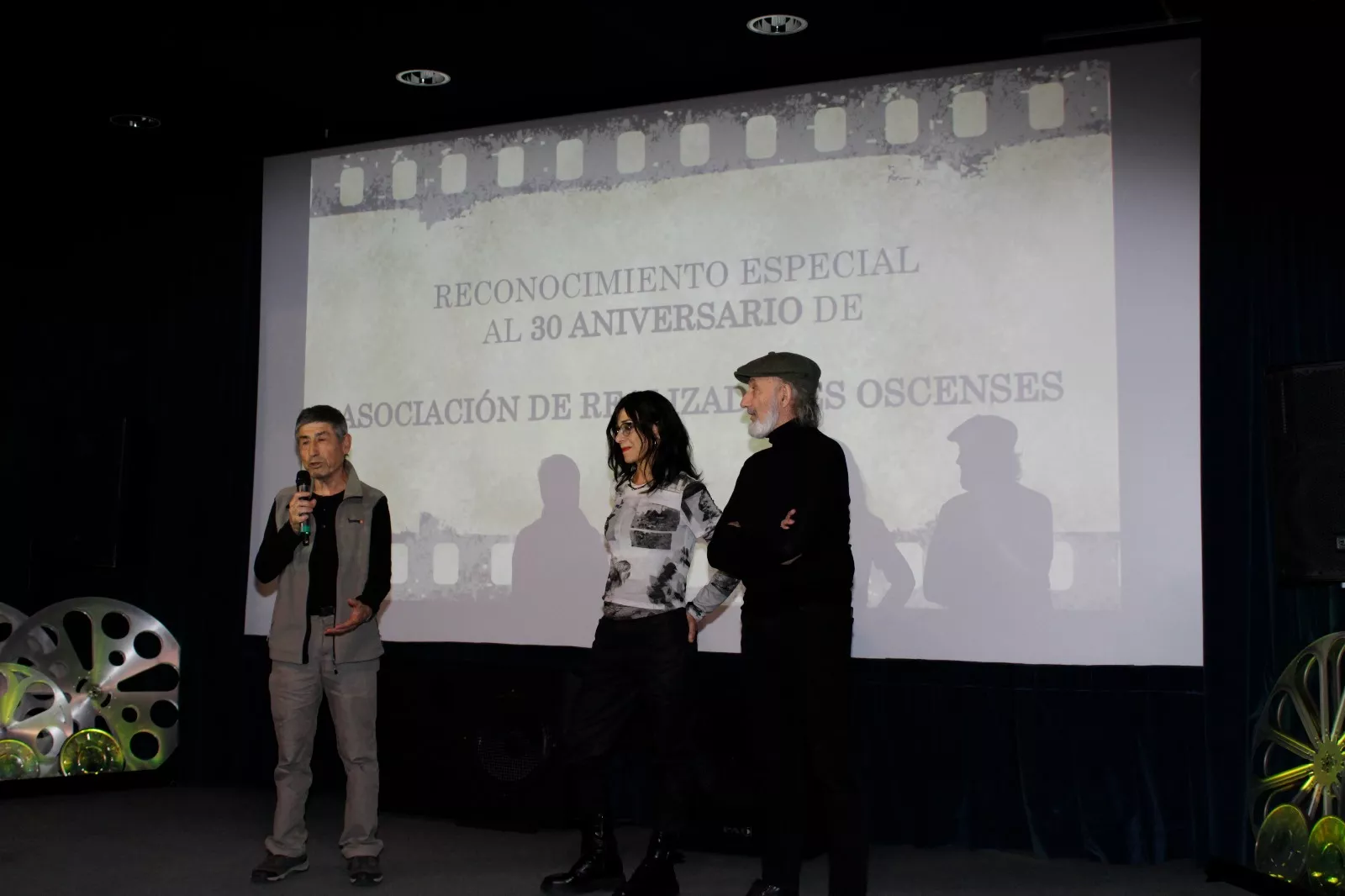 Jesús Bosque, Ana Bescós y Ángel Gonzalvo, recogiendo el premio. Foto Ashika Sánchez
