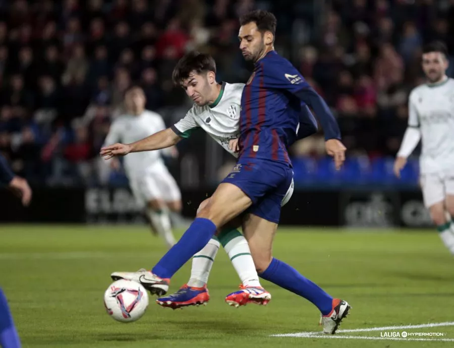 Javi Hernández recupera la titularidad ante el Oviedo