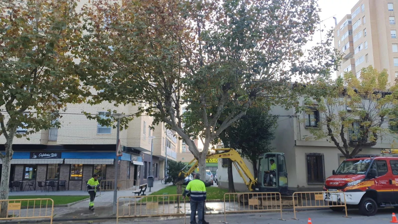 Trabajos en Doctor Artero tras la avería que ha provocado el corte del suministro de agua.