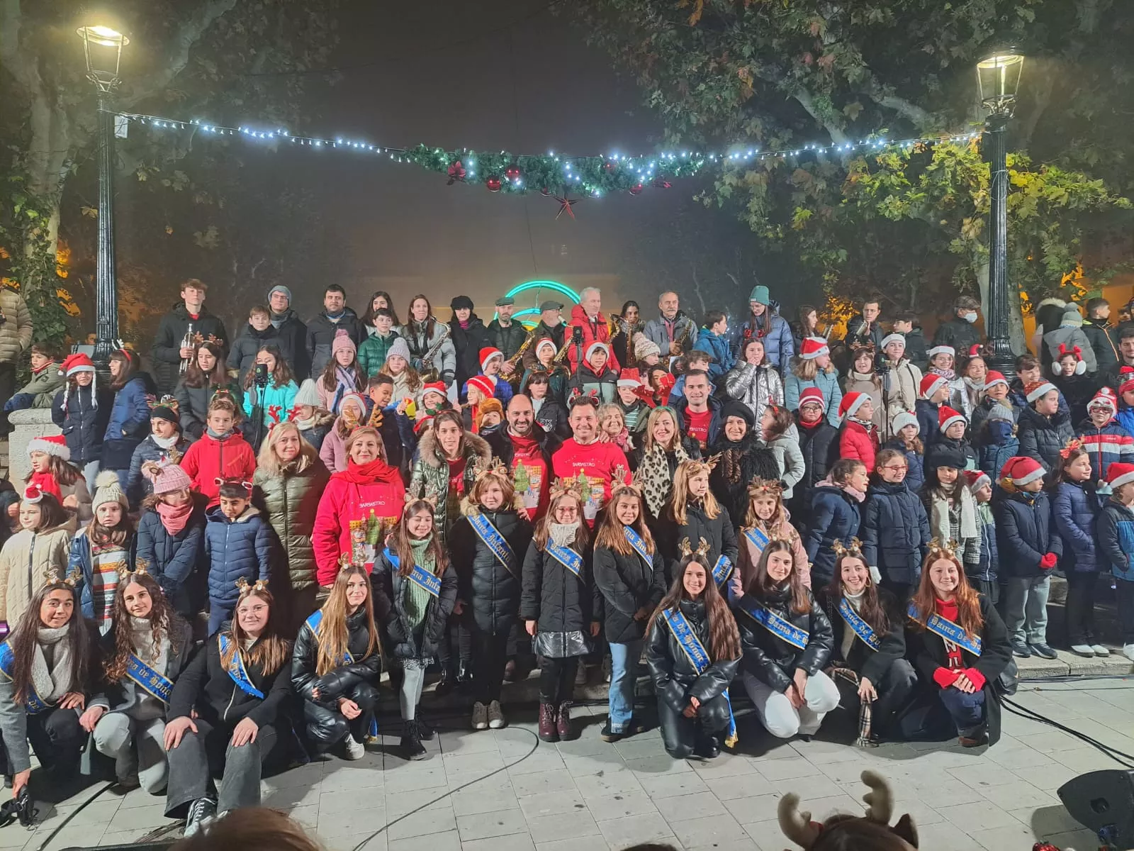 Participantes en el encendido navideño de Barbastro.