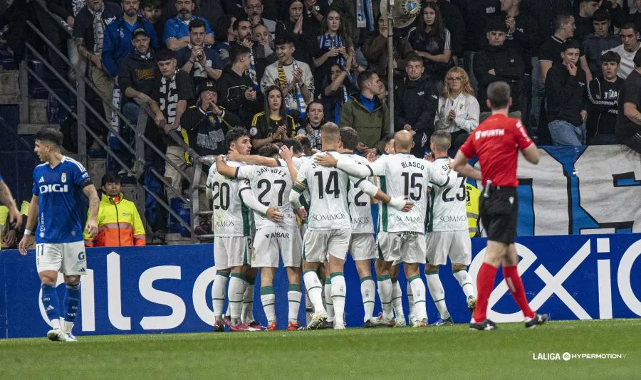 Los jugadores del Huesca celebran uno de los goles en el Tartiere. Viernes de resurrección en Oviedo (0-3). Foto: LaLiga