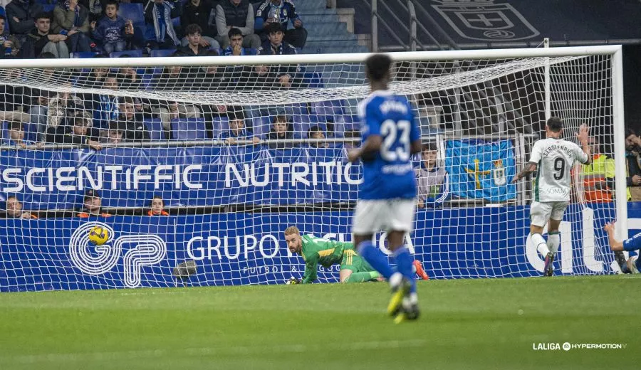 Sergi Enrich remata a gol, el ariete de los jugadores del Huesca