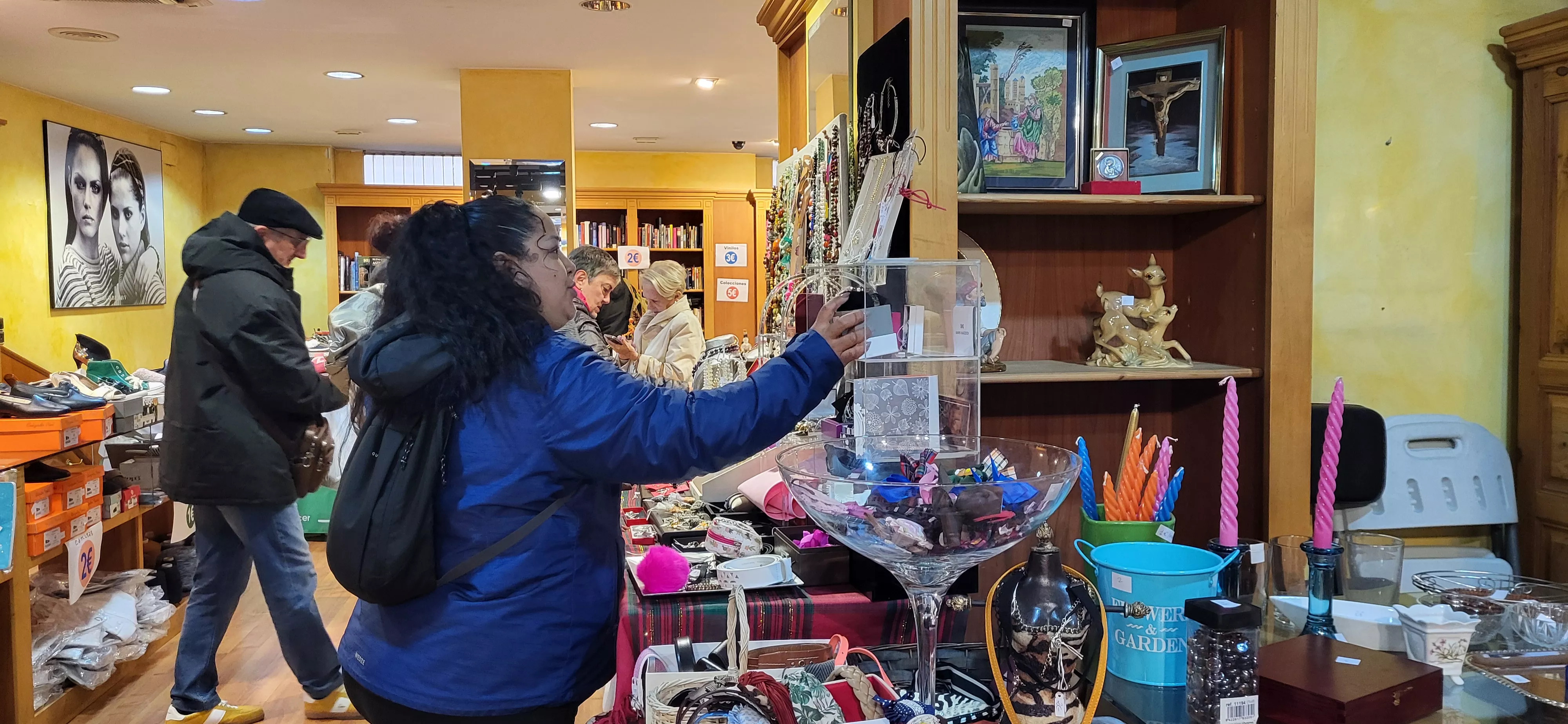 Mercadillo solidario contra el cáncer de Huesca. Foto Mercedes Manterola