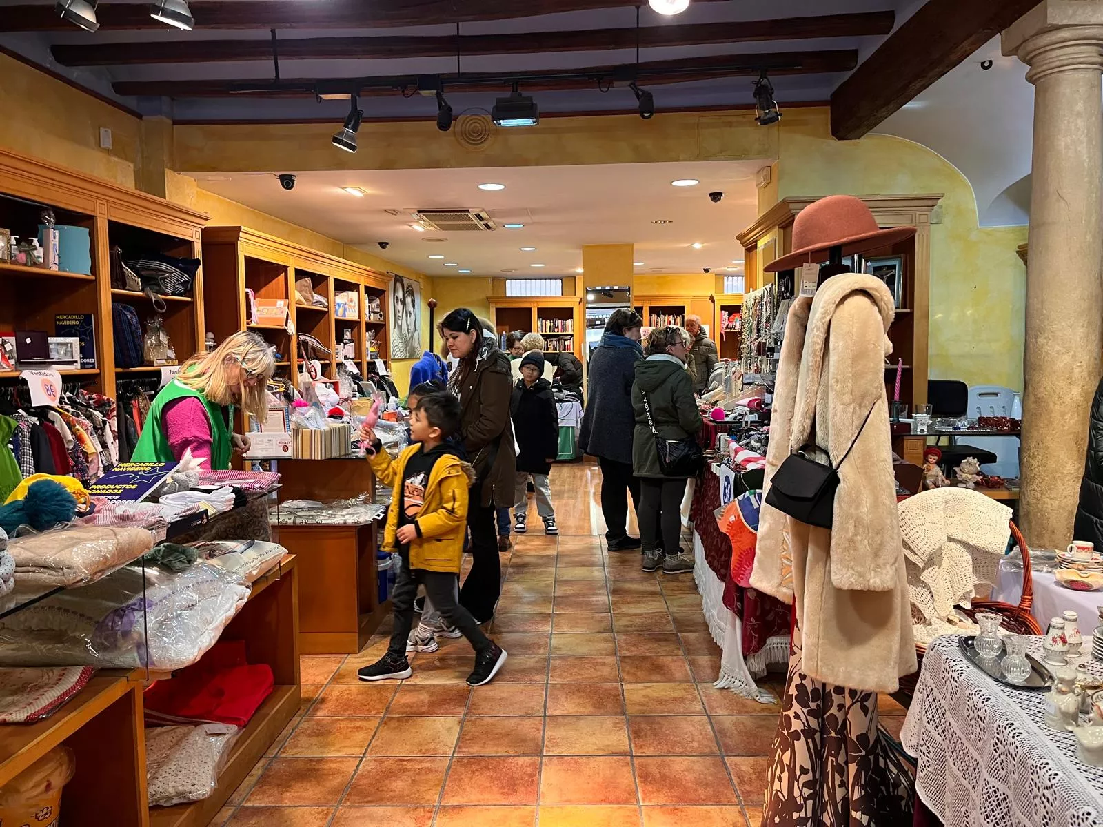 Mercadillo solidario contra el cáncer de Huesca. Foto Mercedes Manterola