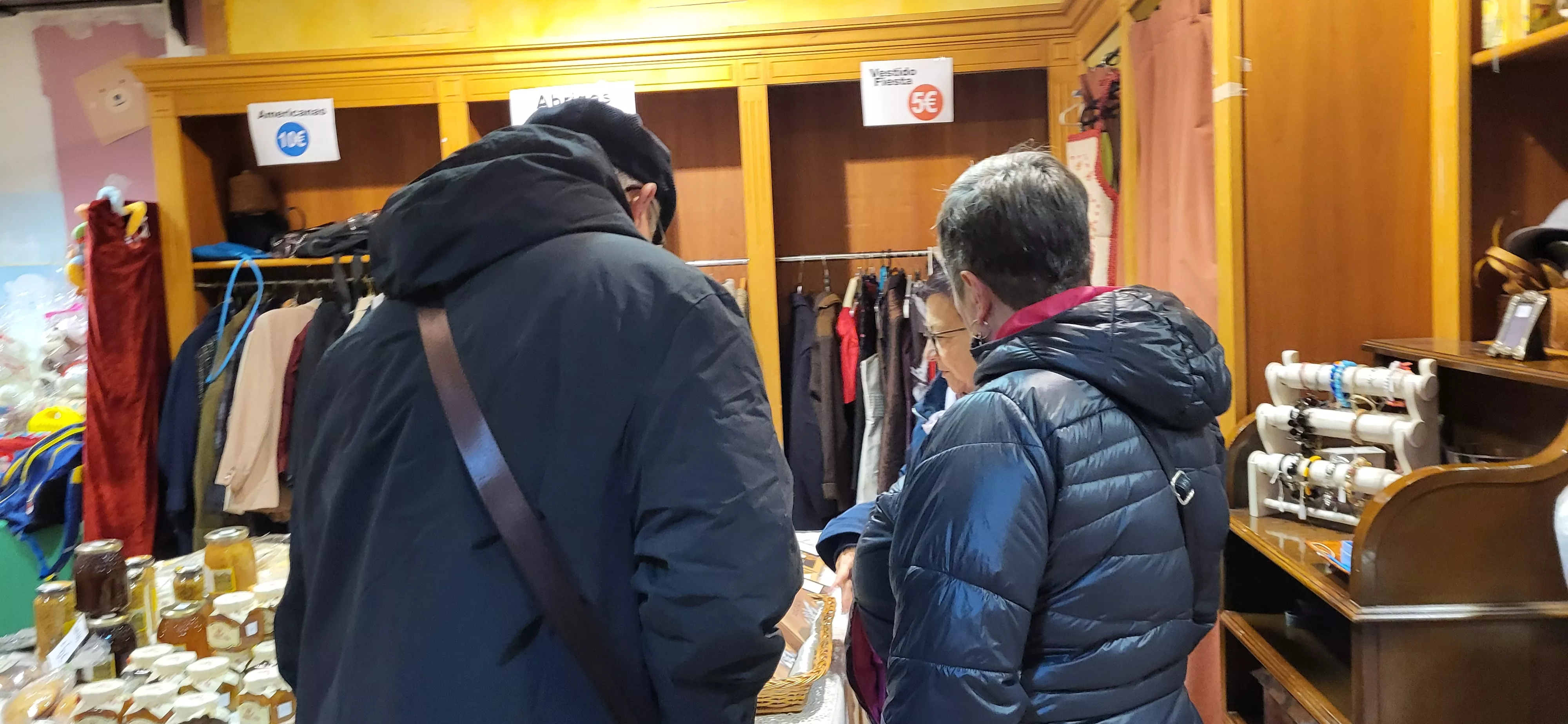 Mercadillo solidario contra el cáncer de Huesca. Foto Mercedes Manterola