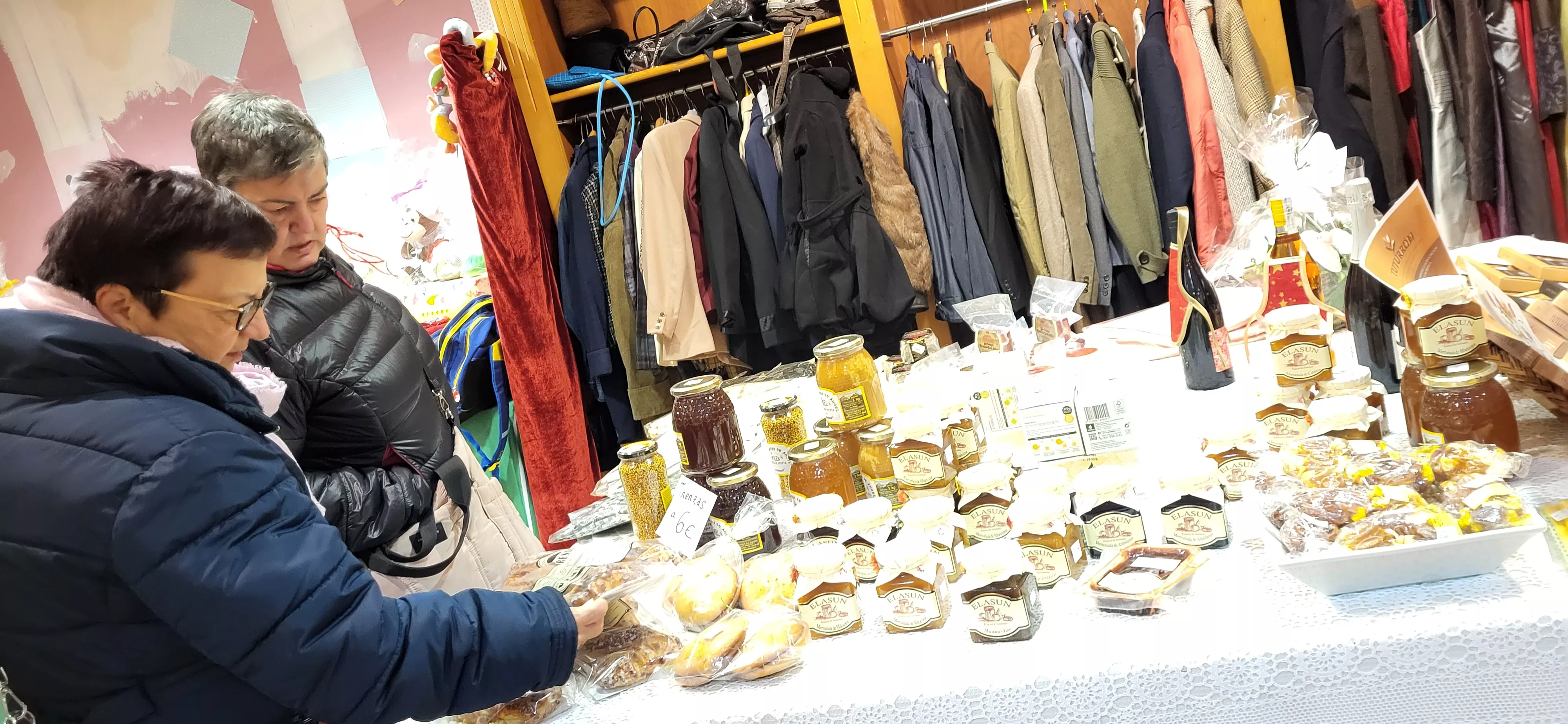 Mercadillo solidario contra el cáncer de Huesca. Foto Mercedes Manterola