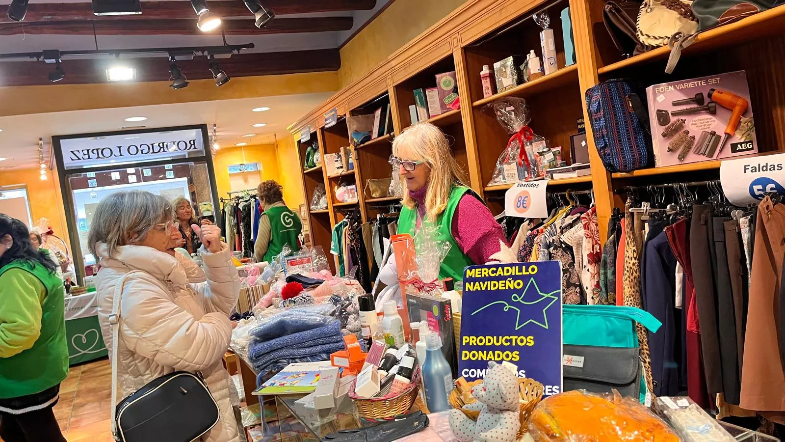 Mercadillo solidario contra el cáncer de Huesca. Foto Mercedes Manterola