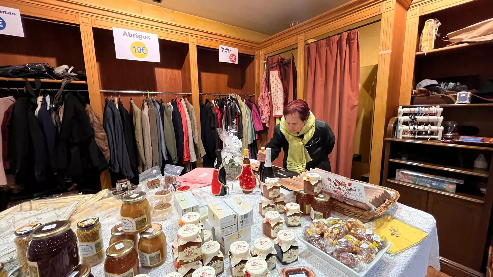 Mercadillo solidario contra el cáncer de Huesca. Foto Mercedes Manterola