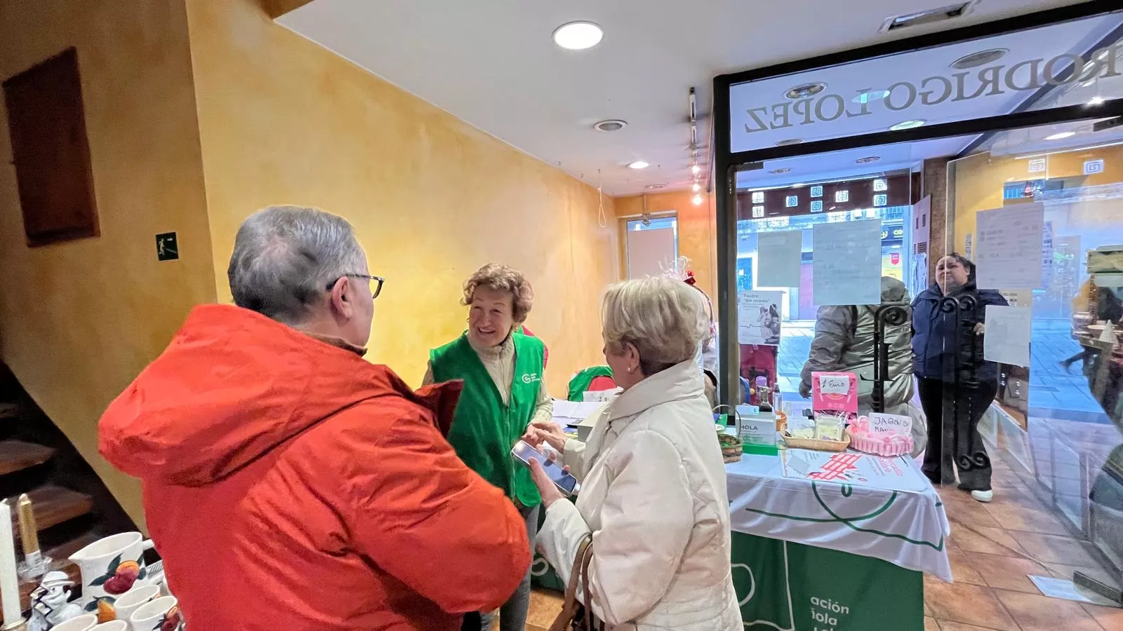 Mercadillo solidario contra el cáncer de Huesca. Foto Mercedes Manterola