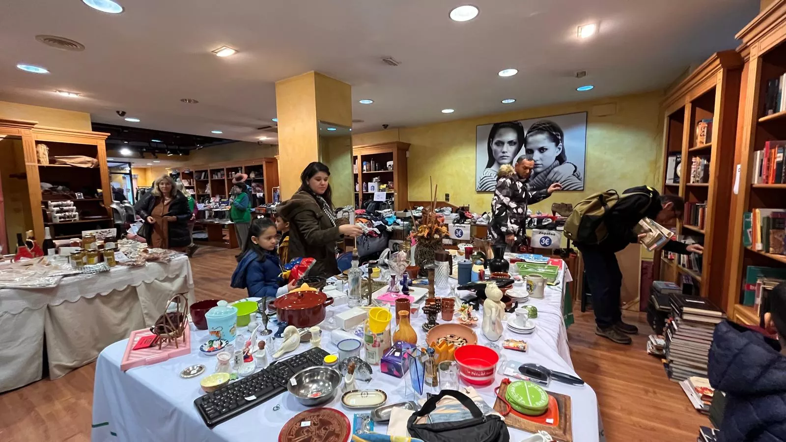 Nuevo Mercadillo solidario contra el cáncer de Huesca. Foto Mercedes Manterola
