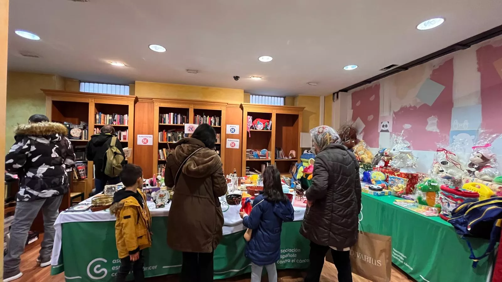 Mercadillo solidario contra el cáncer de Huesca. Foto Mercedes Manterola
