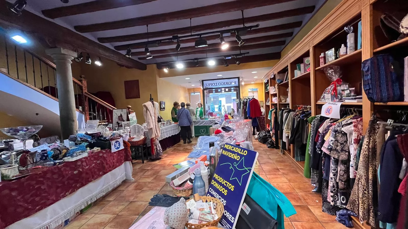 Mercadillo solidario contra el cáncer de Huesca. Foto Mercedes Manterola