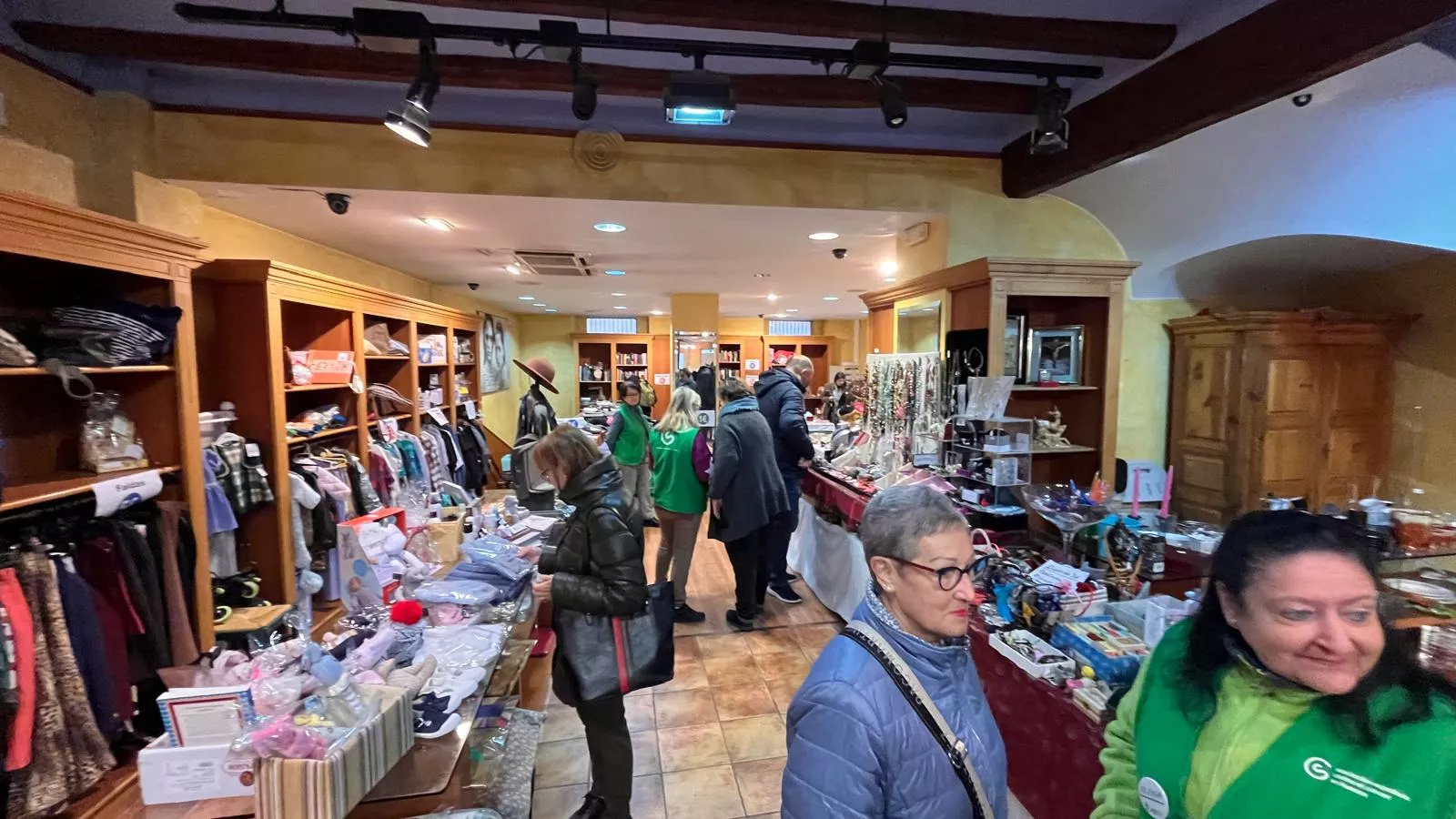 Mercadillo solidario contra el cáncer de Huesca. Foto Mercedes Manterola