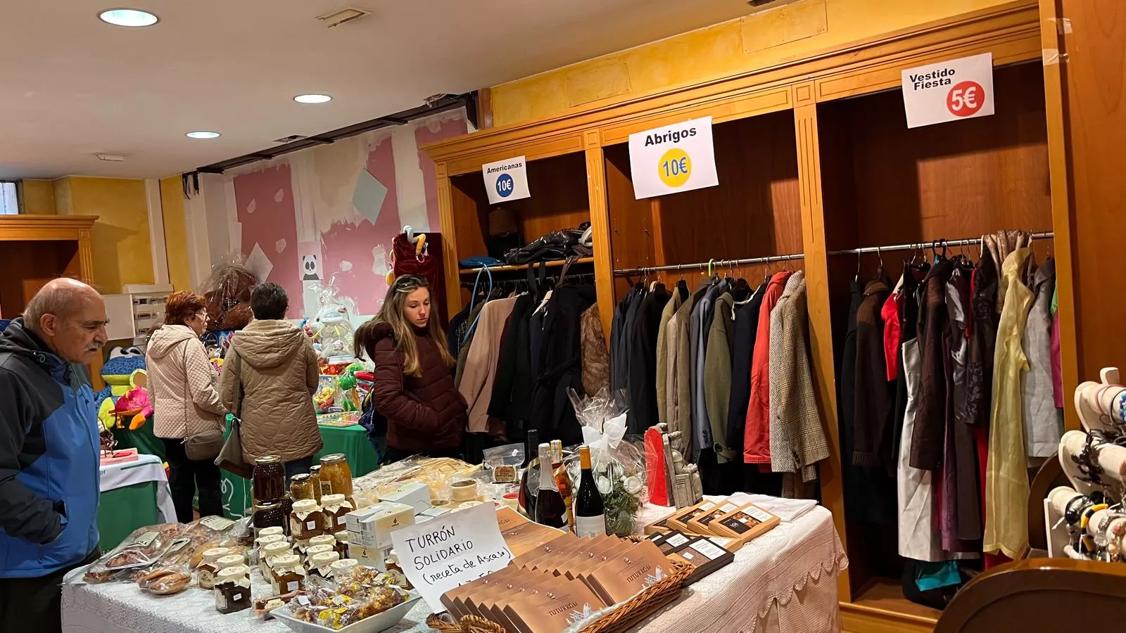 Mercadillo solidario contra el cáncer de Huesca. Foto Mercedes Manterola