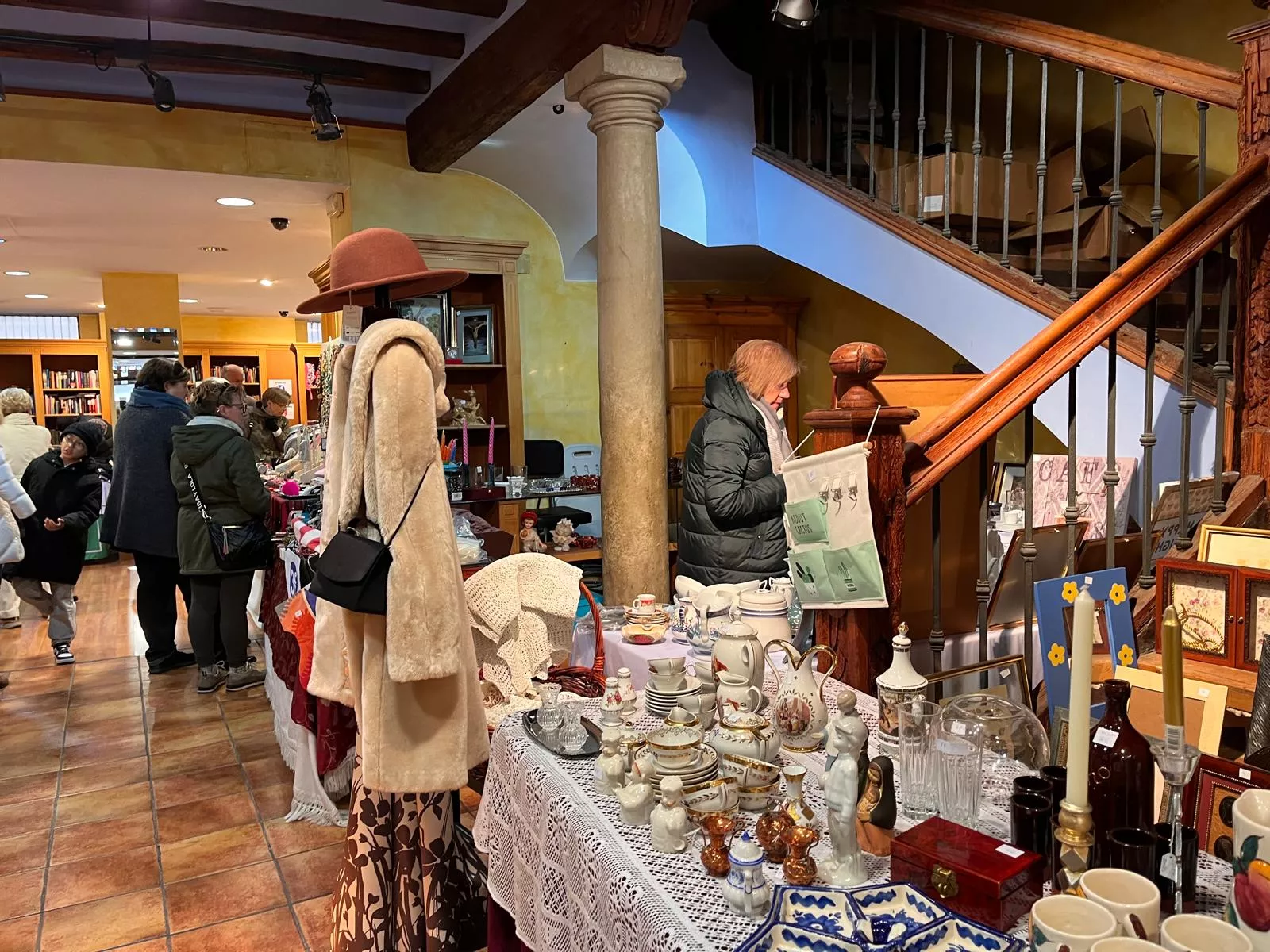 Mercadillo solidario contra el cáncer de Huesca. Foto Mercedes Manterola