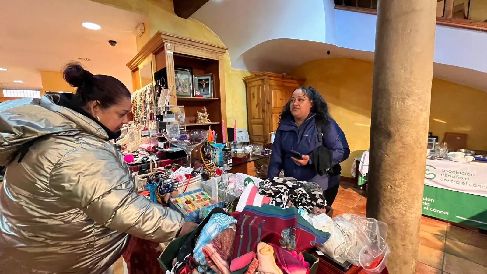 Mercadillo solidario contra el cáncer de Huesca. Foto Mercedes Manterola
