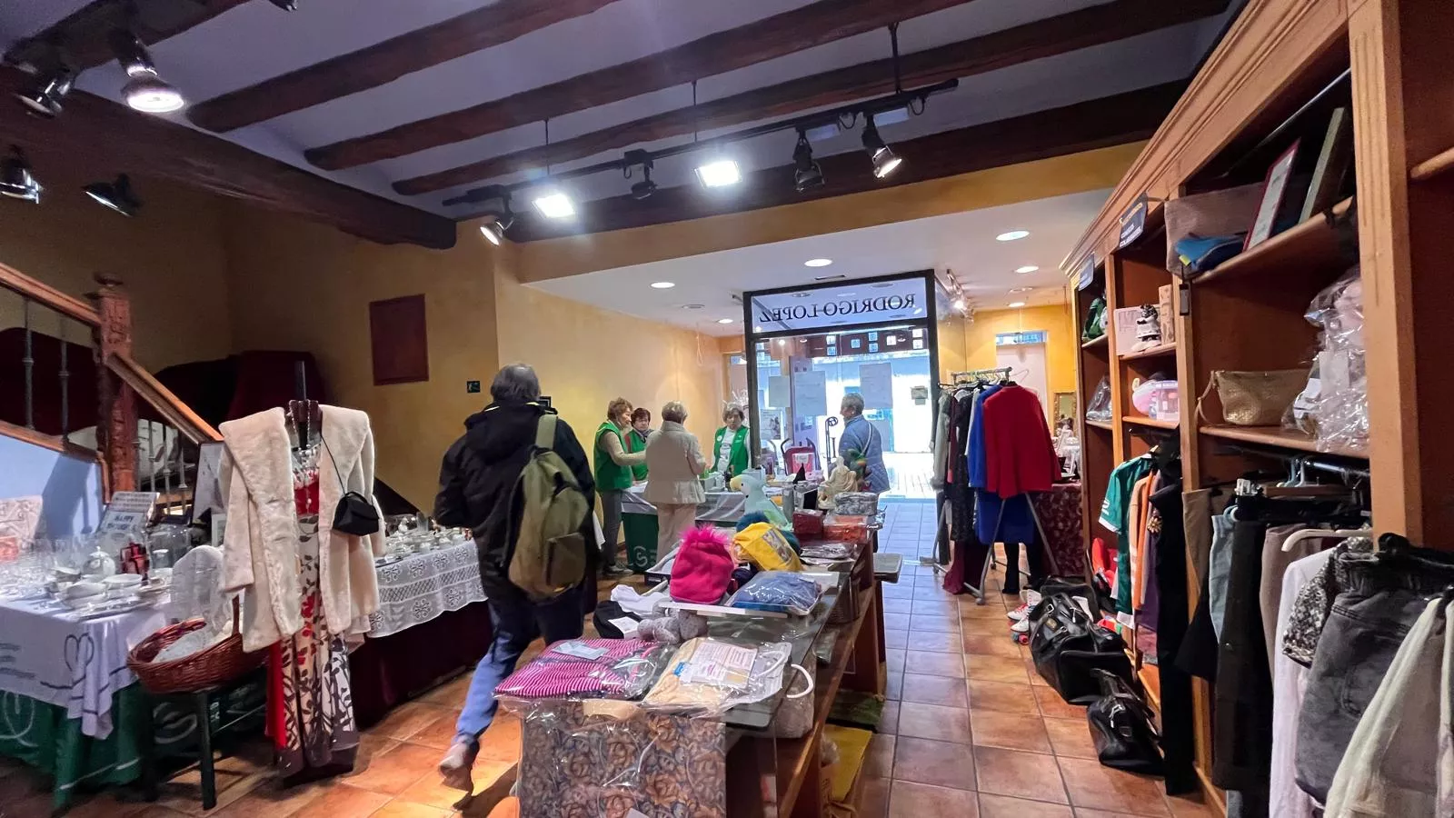 Mercadillo solidario contra el cáncer de Huesca. Foto Mercedes Manterola