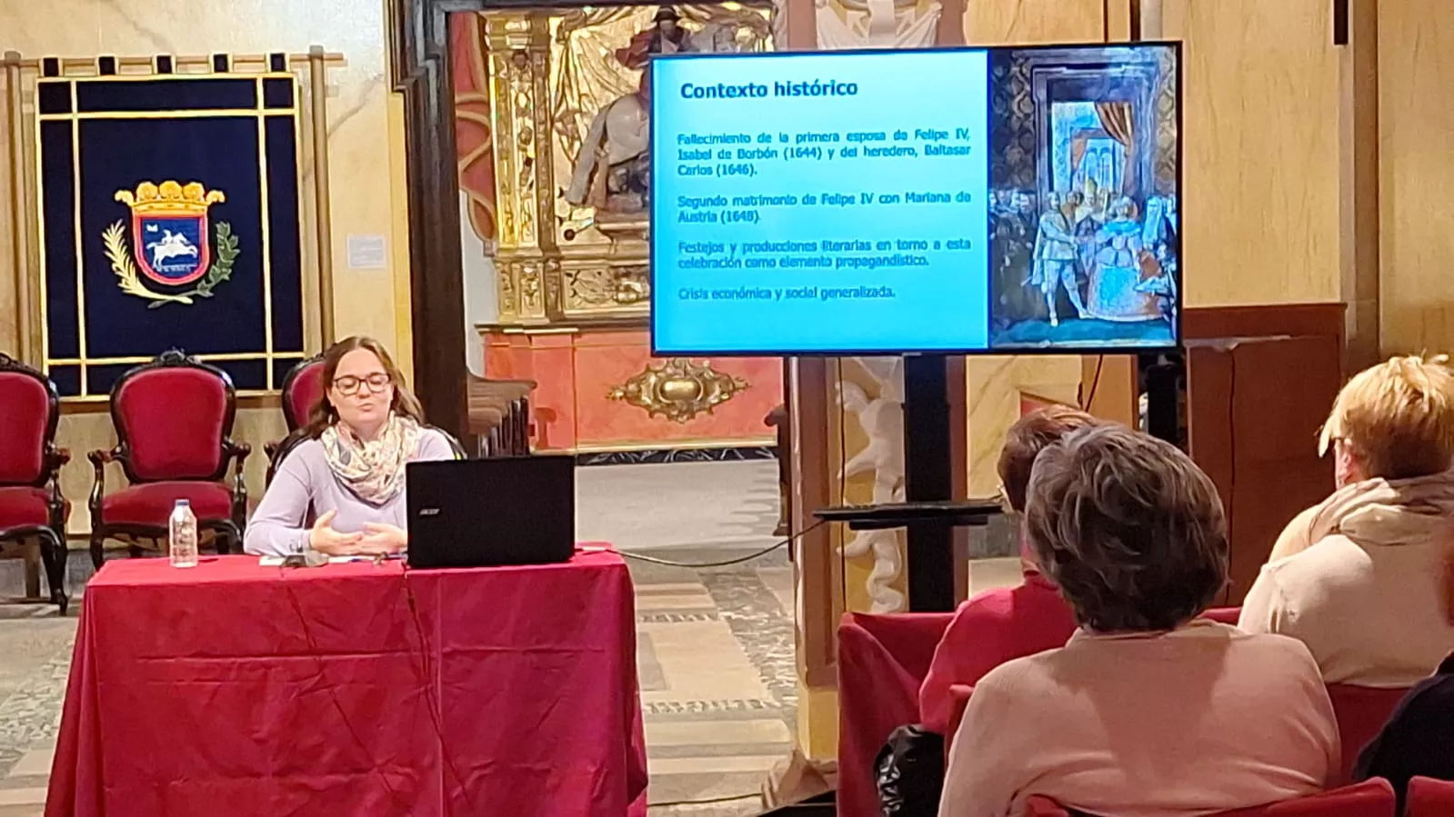 La profesora Luna Clavero en su conferencia en el Colegio Imperial de Santiago sobre las escritoras en los certámenes literarios oscenses