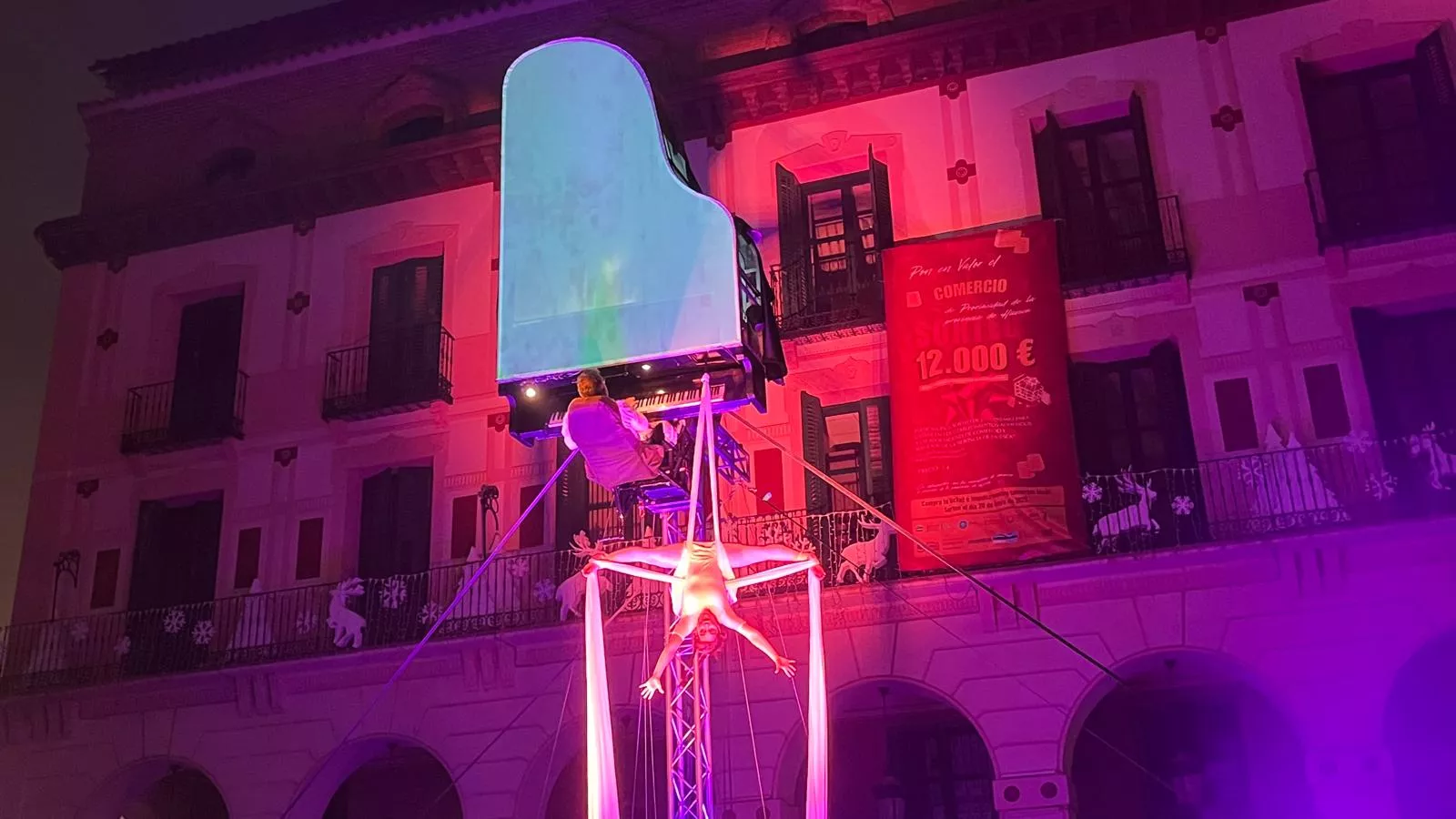 Espectáculo 'Flotados' en el acto de encendido de la iluminación navideña en Huesca. Foto Mercedes Manterola