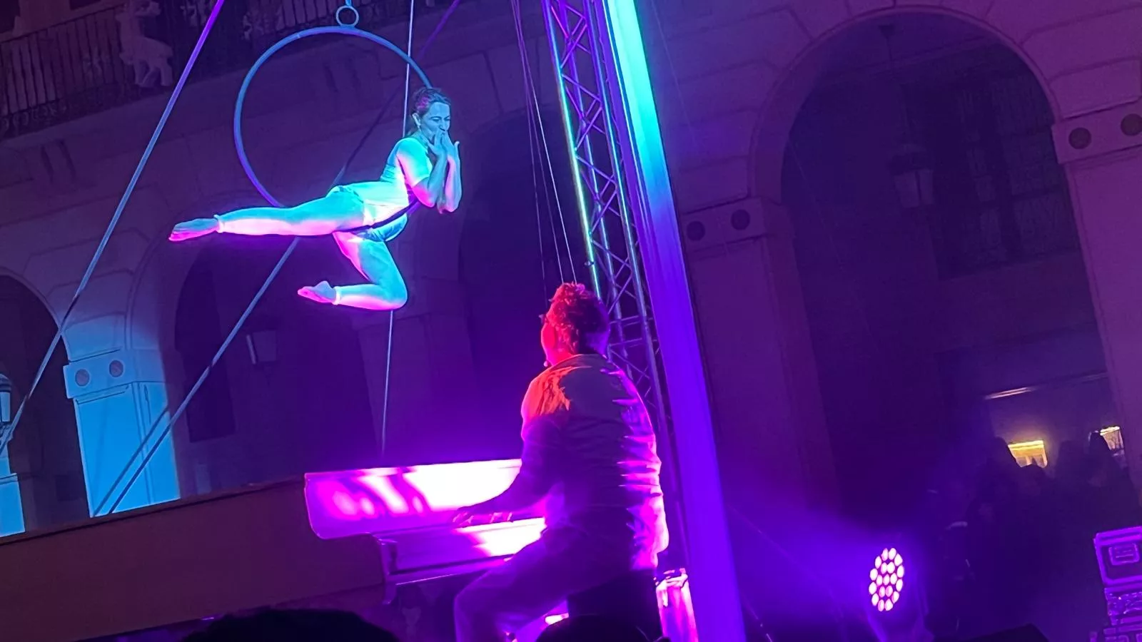 Espectáculo 'Flotados' en el acto de encendido de la iluminación navideña en Huesca. Foto Mercedes Manterola