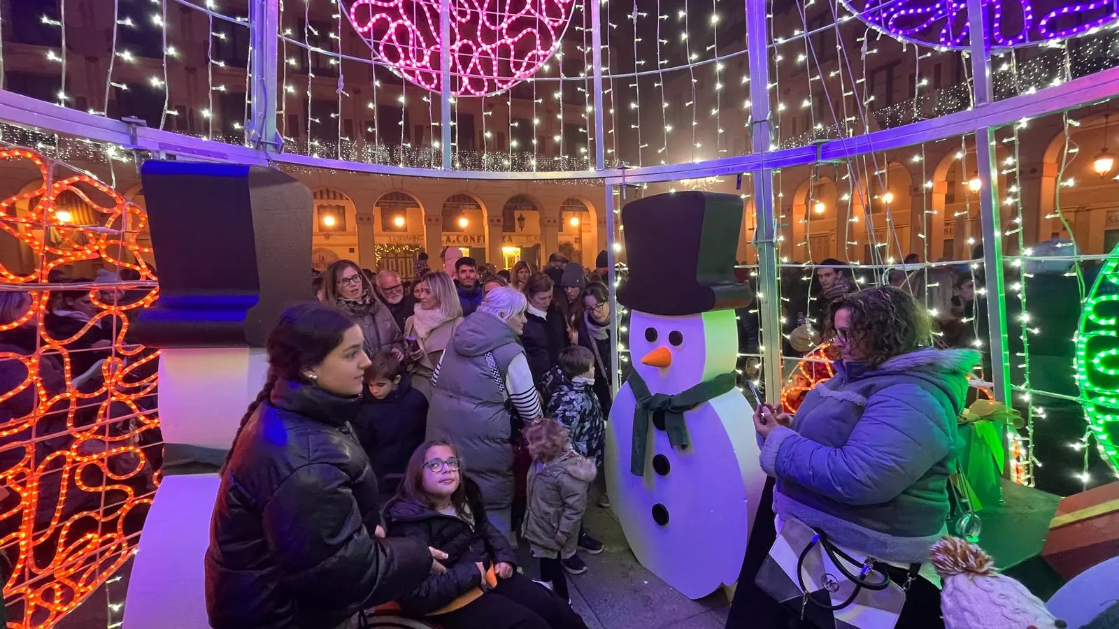 Encendido de la iluminación navideña en Huesca. Foto Mercedes Manterola