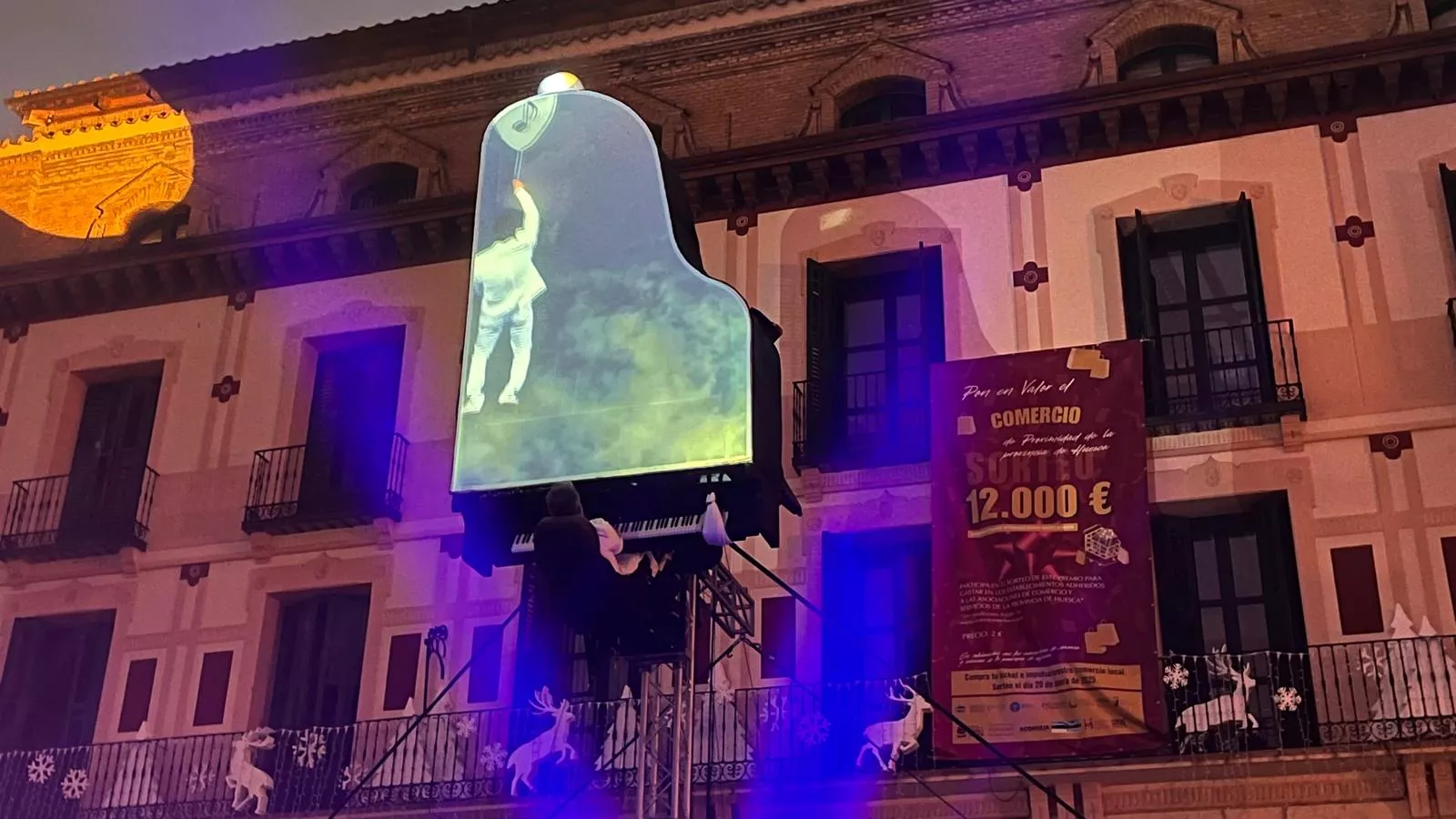 Espectáculo 'Flotados' en el acto de encendido de la iluminación navideña en Huesca. Foto Mercedes Manterola