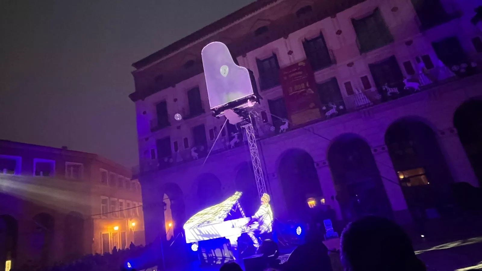 Espectáculo 'Flotados' en el acto de encendido de la iluminación navideña en Huesca. Foto Mercedes Manterola
