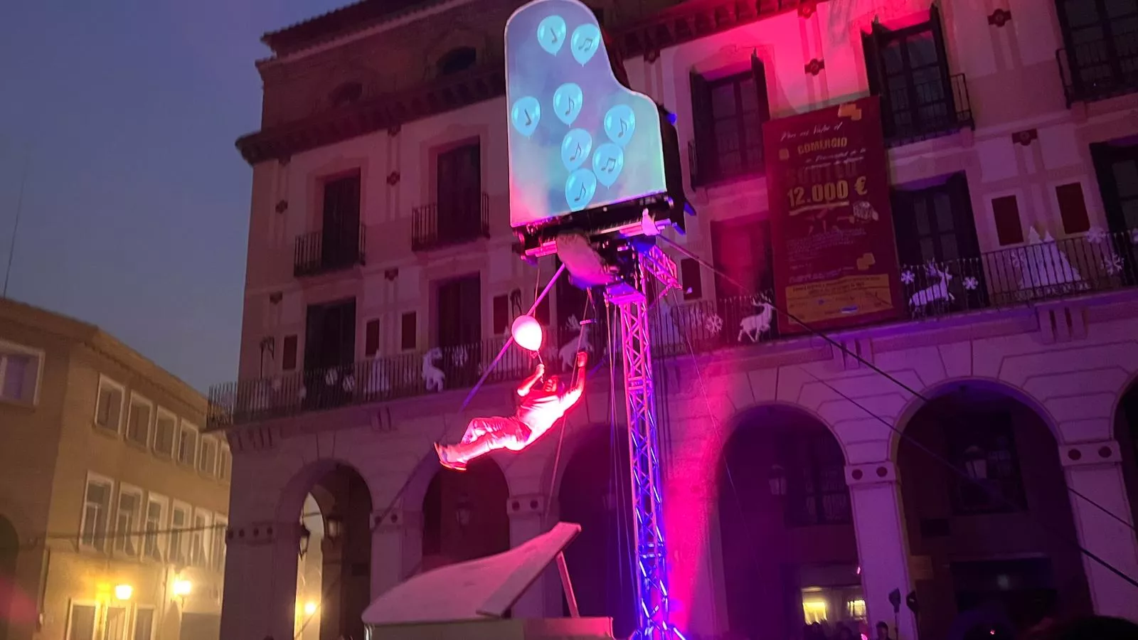 Espectáculo 'Flotados' en el acto de encendido de la iluminación navideña en Huesca. Foto Mercedes Manterola